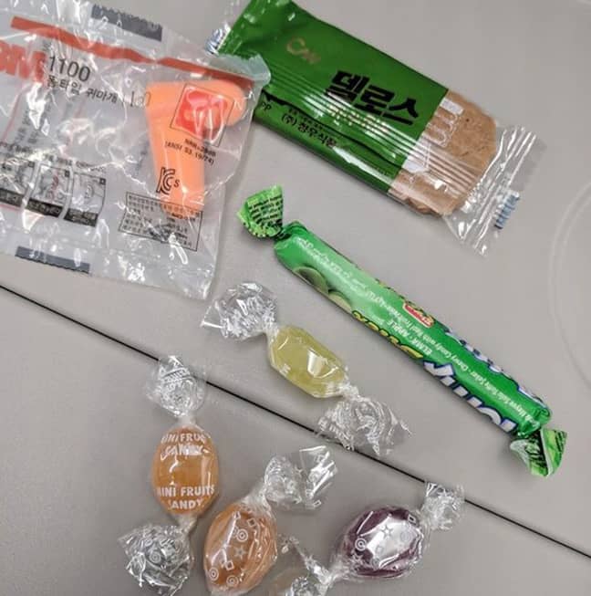 糖果袋里装满了糖果和耳塞。信用：Facebook/Dave Corona