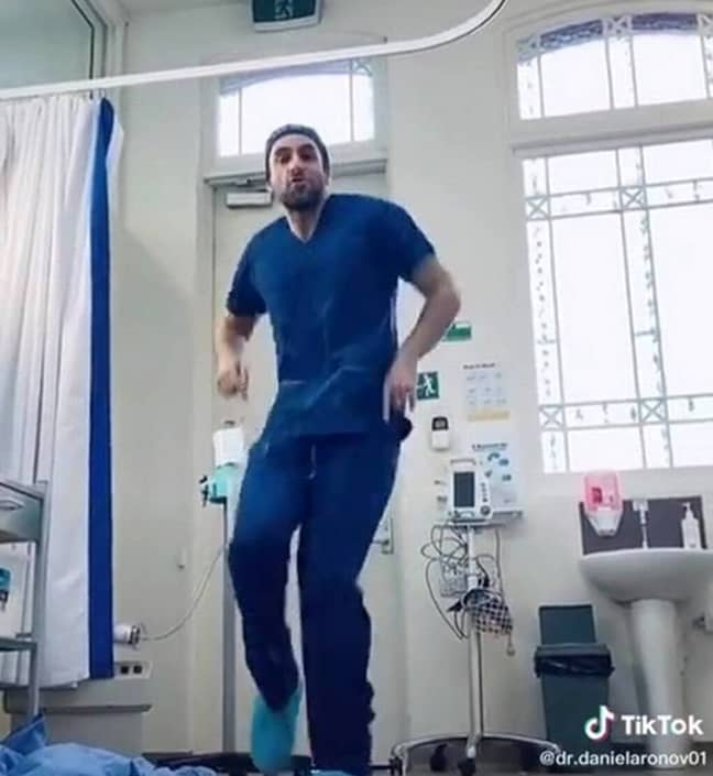 丹尼尔·阿罗诺夫（Daniel Aronov）博士在Tiktok视频中。图片来源：Tiktok