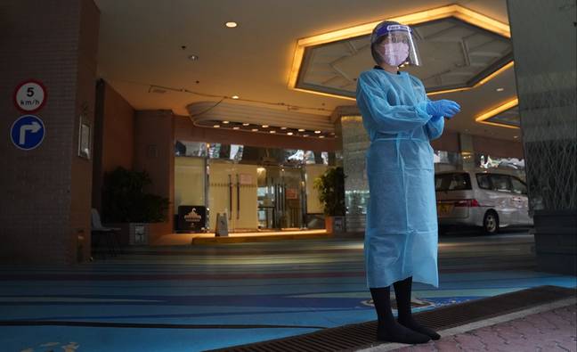 香港的一名医疗保健工人准备在酒店隔离院接受新来。信用：PA