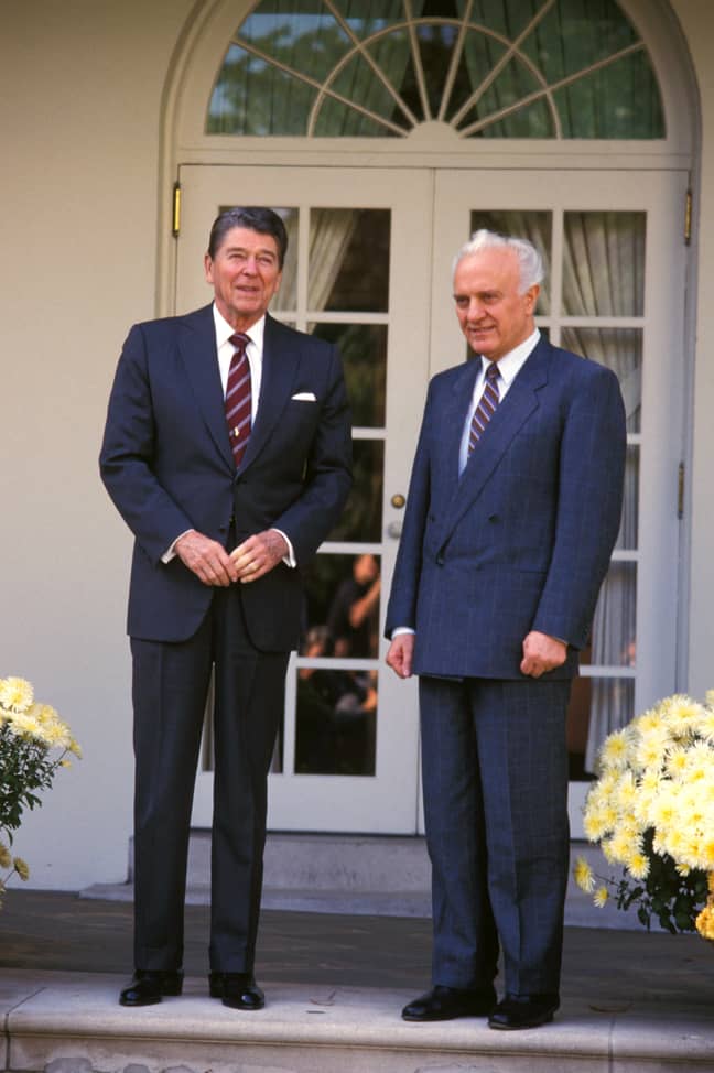 罗纳德·里根（Ronald Reagan）与米哈伊尔·戈尔巴乔夫（Mikhail Gorbachev）于1987年在白宫。“width=