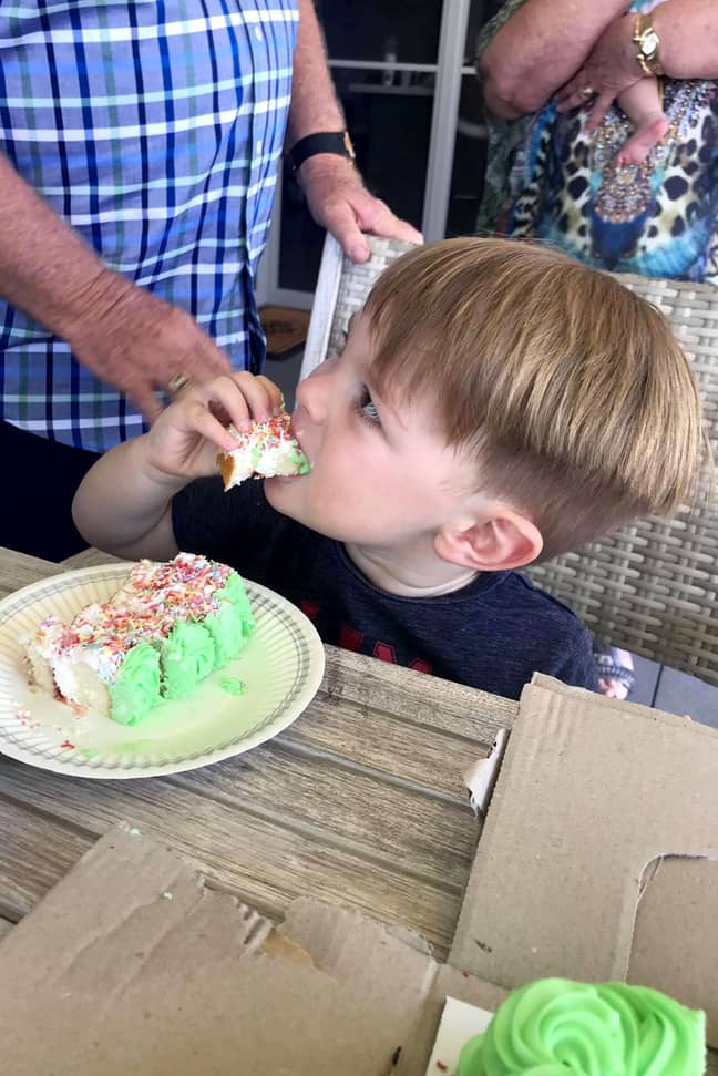 小梅森享受他的第三个生日蛋糕 - 如果只有他知道它早些时候看起来像是如此。信贷：迎合