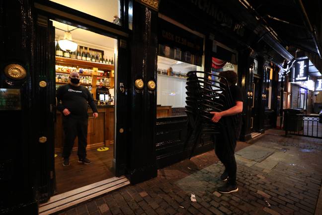 利物浦的酒吧现在必须关闭。信用：PA“width=