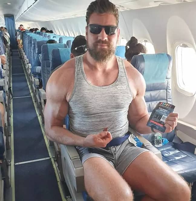 奥利维尔·里希特斯（Olivier Richters）在飞机上。信用：Instagram