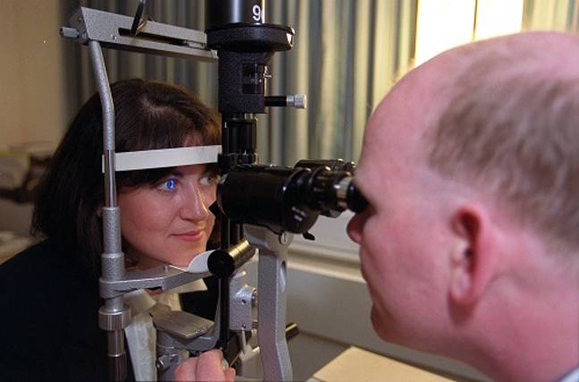 患者在Moorfields眼科医院测试他们的眼睛。信用：PA