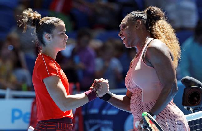 塞雷娜·威廉姆斯(Serena Williams)在赢得霍普曼杯(Hopman Cup)比赛后与希腊选手玛丽亚·萨卡里(Maria Sakkari)握手。信贷:爸爸＂width=
