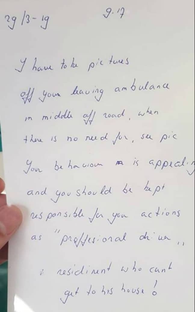 这封信是由一个邻居留下的，他在治疗病人时无法进入家里。信用：截止日期新闻必威杯足球“width=
