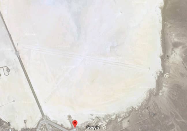 就在东北，跑道可以在干燥的湖上看到。信用：谷歌地图