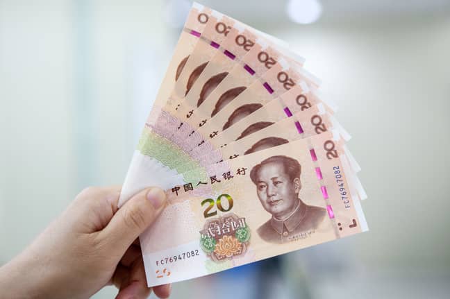 另一位妇女微波炉写了一些中国钞票，以确保她们不含19日。学分：PA