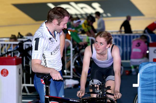 阿森·肯尼（Ason Kenny）（左）在2019年在汇丰银行英国国家自行车中心举行的六日系列曼彻斯特的第三天与劳拉·肯尼（Laura Kenny）对话。（信用：PA）