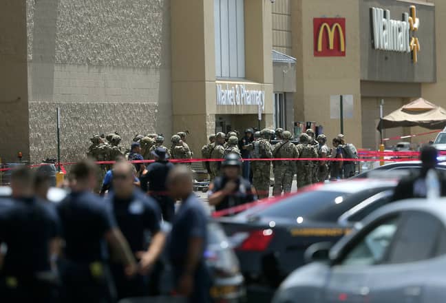 枪击事件开始时，士兵正在一家体育商店购物。信用：PA