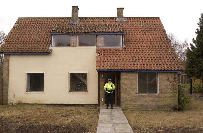 一名警察站在伊恩·亨特利（Ian Huntley）的家外面。信用：PA