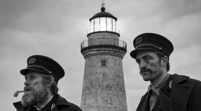 Willem Dafoe和Robert Pattinson在灯塔中。信用：A24