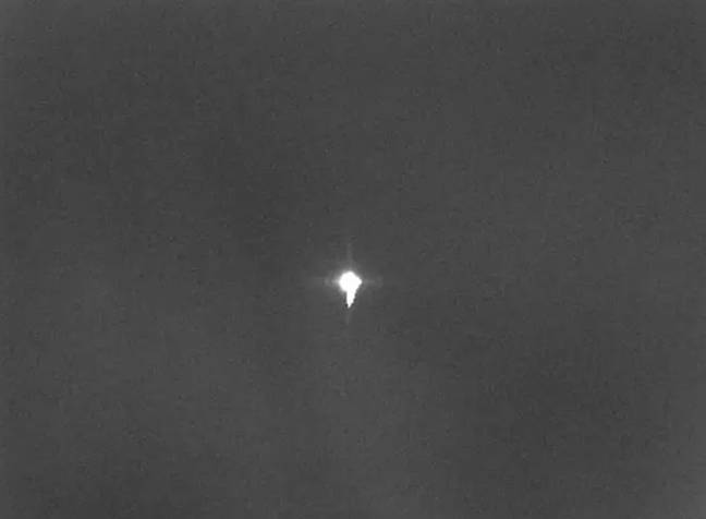来自中国漫长的3月5B火箭队的碎片于5月5日拍照。信用：Gianluca Masi /虚拟望远镜项目