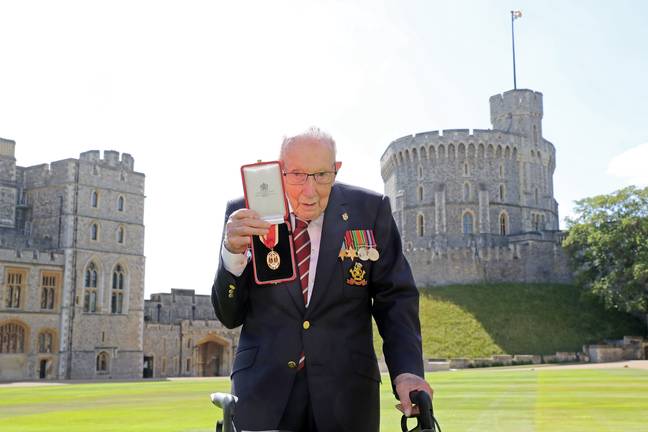 上尉汤姆·摩尔爵士为NHS筹集了3280万英镑。信用：PA