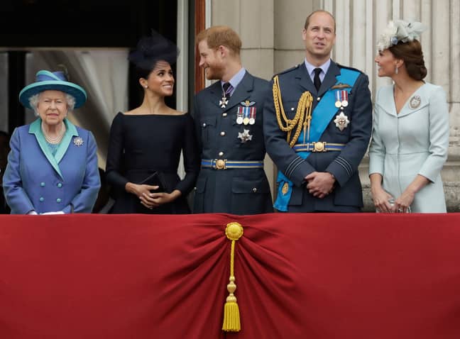 伊丽莎白二世皇后，从左边，苏塞克斯公爵夫人，哈里王子，威廉王子和凯特剑桥公爵夫人。学分：PA