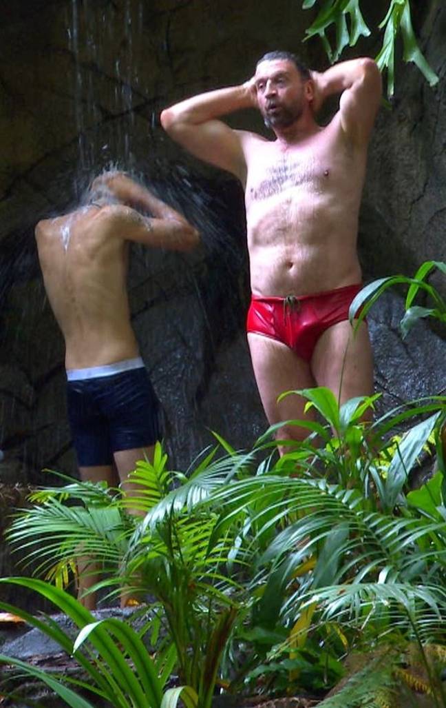 尼克·诺尔斯（Nick Knowles）在我的名人丛林中洗澡时，在他的树干上发现了一条蛇。信用：ITV