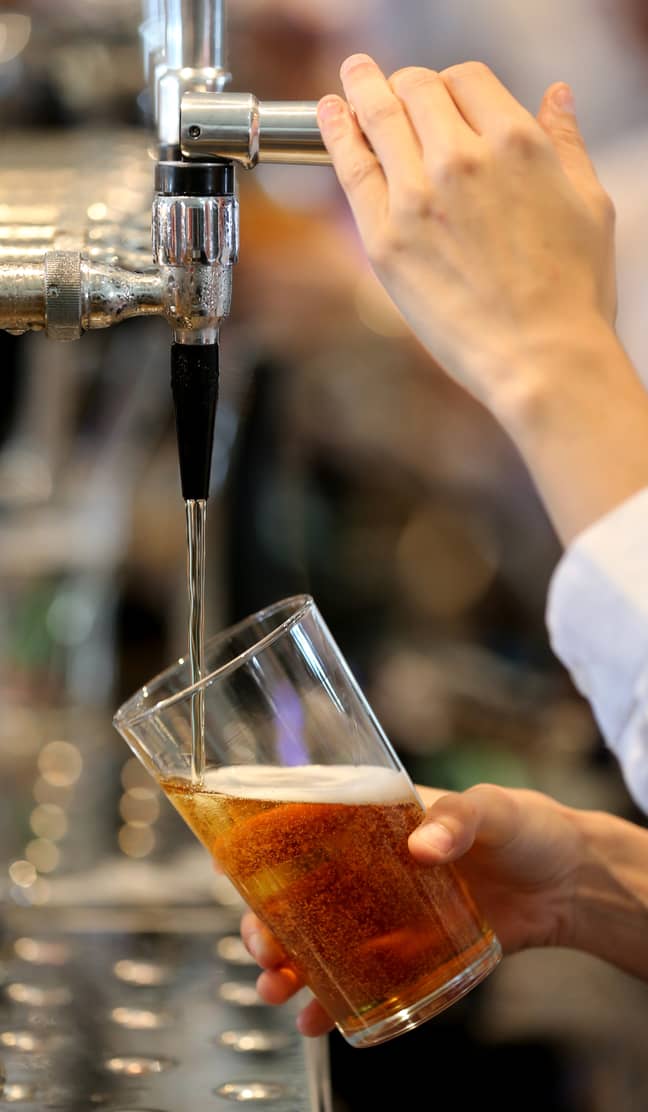 越来越多的酒吧和酒吧投资于低酒精和非酒精股票。信用：PA“width=