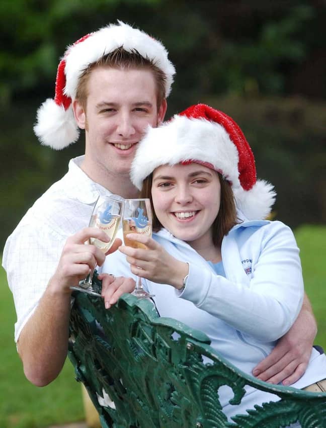 来自格洛斯特郡的20岁彩票冠军Stuart Meek和Gemma Jones与切尔滕纳姆的香槟一起庆祝。信用：PA