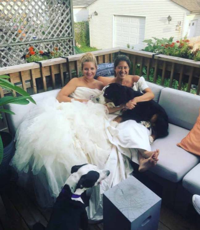 萨拉和朱莉仍然定期穿结婚礼服。资料来源:媒体鼓世界