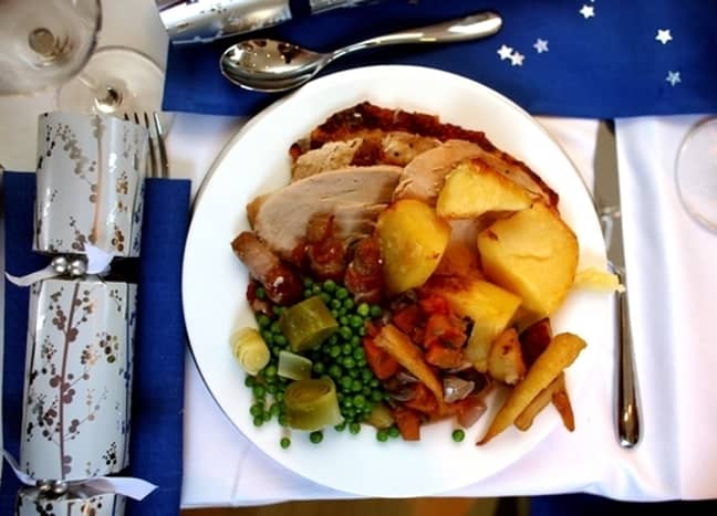 德文郡的HMP Dartmoor透露了它的圣诞节菜单，其中包括土耳其和馅料，猪肉和苹果酱，鲑鱼和西兰花包以及鸡肉tandoori。信用：PA