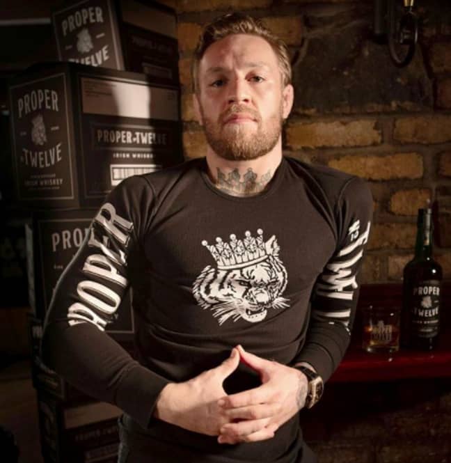 Conor McGregor宣传他的合适的十二威士忌品牌（信用：Instagram/@porporwhiskey）