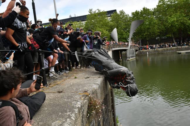 抗议者将爱德华·科尔斯顿雕像扔进了布里斯托尔港。信用：PA“width=