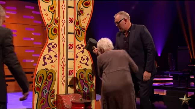 朱迪·丹奇（Judi Dench）夫人（Dame Judi Dench）给了锤子挑战赛。图片来源：BBC/Graham Norton Show