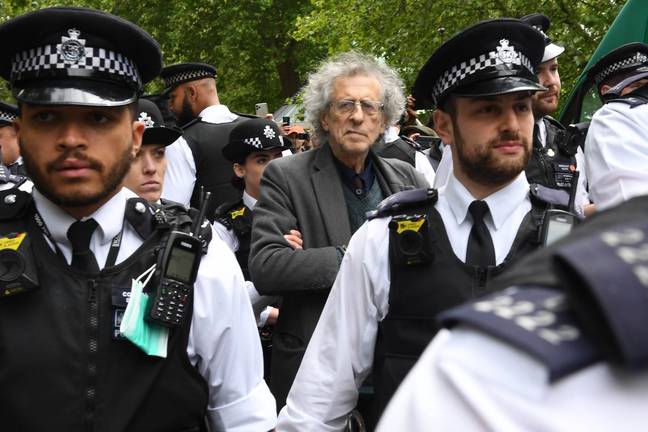 皮尔斯·科宾（Piers Corbyn）被警察带领。信用：PA