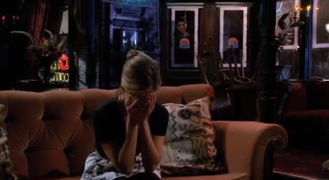 《老友记》中罗斯和瑞秋初吻的场景看起来很甜蜜，但我们也有一点恐怖电影的感觉。信贷:华纳兄弟