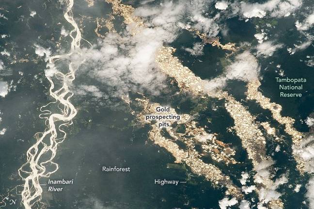 这张照片似乎显示出贯穿秘鲁的黄金河。信用：NASA