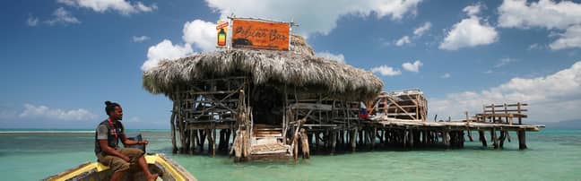 弗洛伊德的鹈鹕酒吧沿着牙买加漂浮在一英里。信贷：处女假期