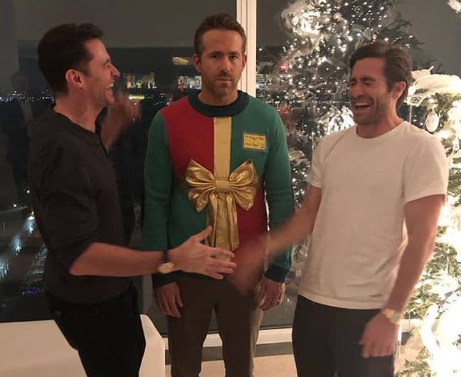 Hugh Jackman和Jake Gyllenhaal显然对Ryan Reynolds上的节日恶作剧很满意。信用：Instagram / Vancityreynolds