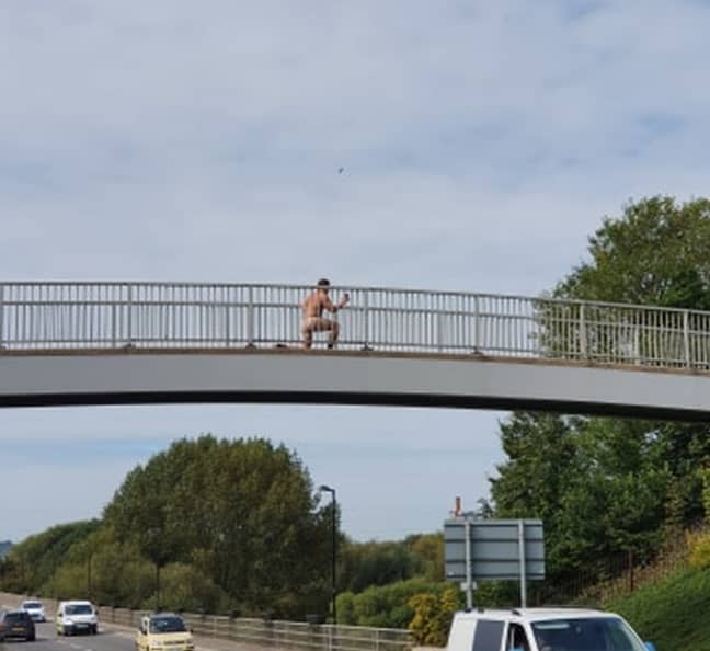 这个“完全裸体”的男人被发现在特伦特伯顿·乌顿的一座桥上。学分：BPM媒体