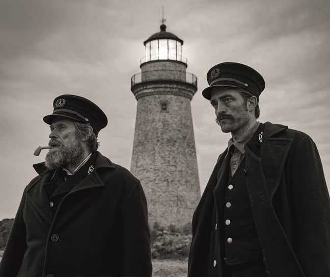 罗伯特·帕丁森（Robert Pattinson）和威廉·达福（Willem Dafoe）在灯塔中。信用：A24
