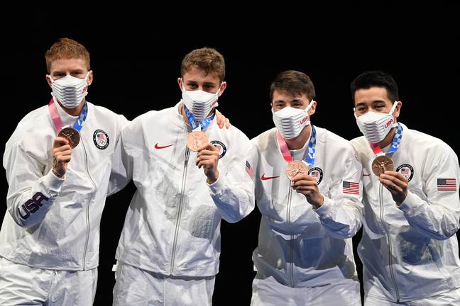 在2020年东京奥运会男子花剑团体比赛的颁奖仪式上，美国队队员与铜牌合影。(来源:PA)