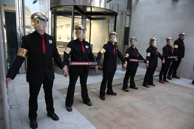 激进分子将自己粘在伦敦证券交易所的入口处。信用：PA