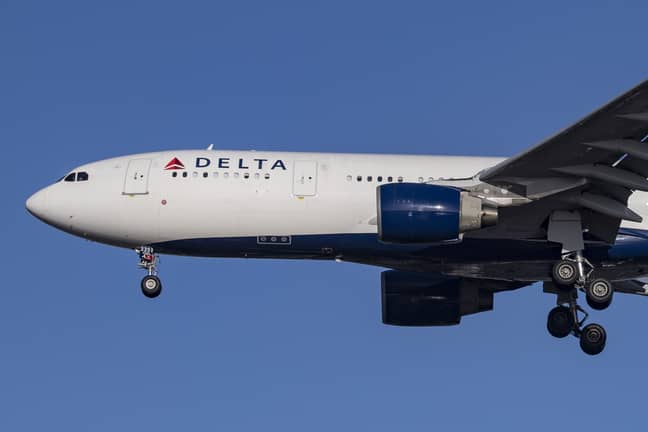 据报道，一家三角洲航空公司最近试图在飞行飞机中途打开飞机的门。信用：PA
