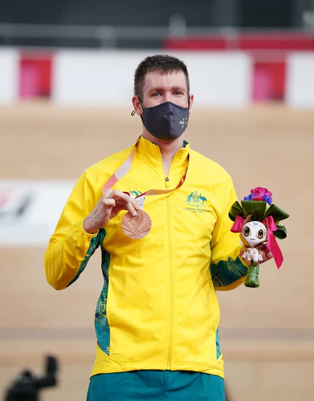 澳大利亚的达伦·希克斯（Darren Hicks）在男子C2 3000米的个人追捕中获得第二名后，用银牌庆祝。信用：PA