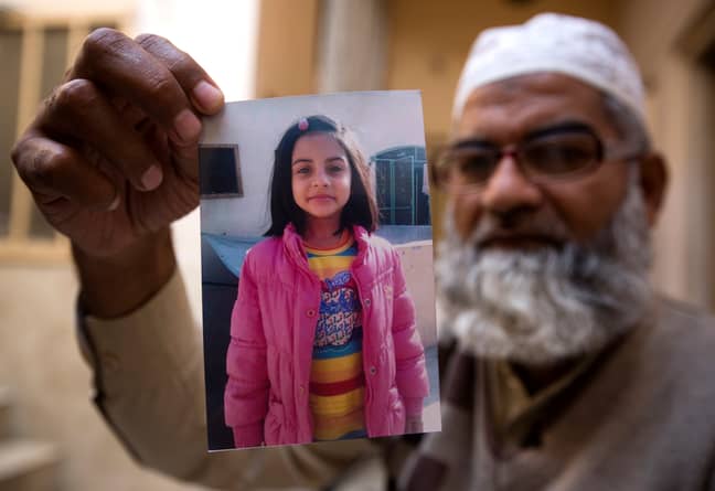 穆罕默德·阿明（Mohammed Amin）展示了他女儿的照片。信用：PA