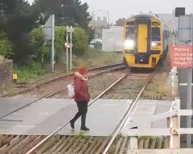 当她漫步到轨道上时，这个女人看起来并不像匆忙。信用：威尔士在线