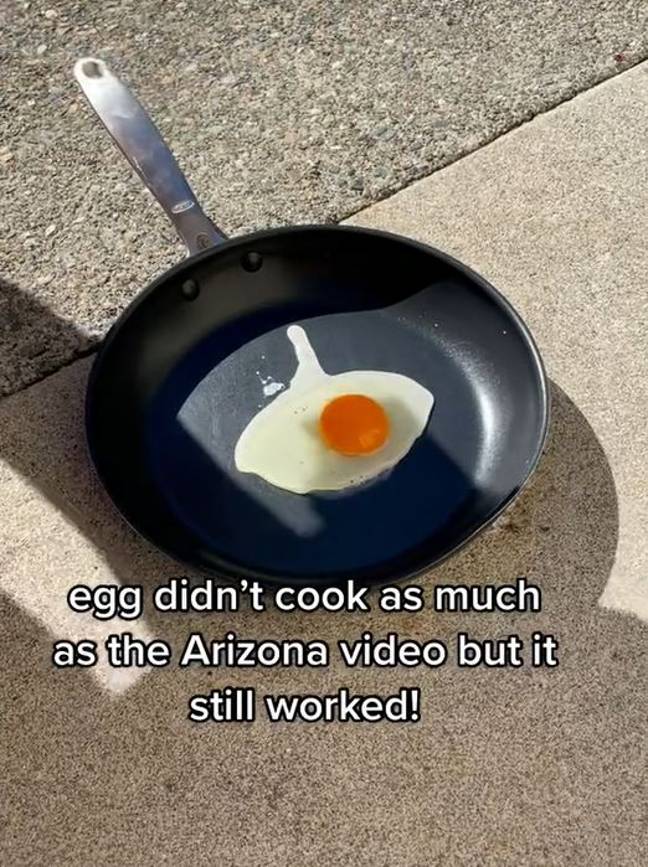 由于高温，人们可以在室外地面上煮鸡蛋。信贷:TikTok