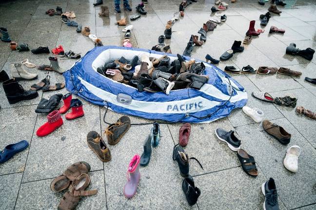 橡胶鼎力和大约200双鞋，标志着儿童移民艾伦库尔德的死亡5周年。信用：PA