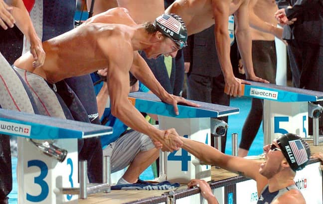 凯勒（Keller）在2004年奥运会上受到队友迈克尔·菲尔普斯（Michael Phelps）的祝贺。信用：PA
