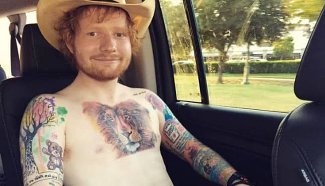 埃德·希兰（Ed Sheeran）在胸部的狮子纹身被认为是世界上最容易说话的纹身之一。（信用：Instagram/@teddysphotow）