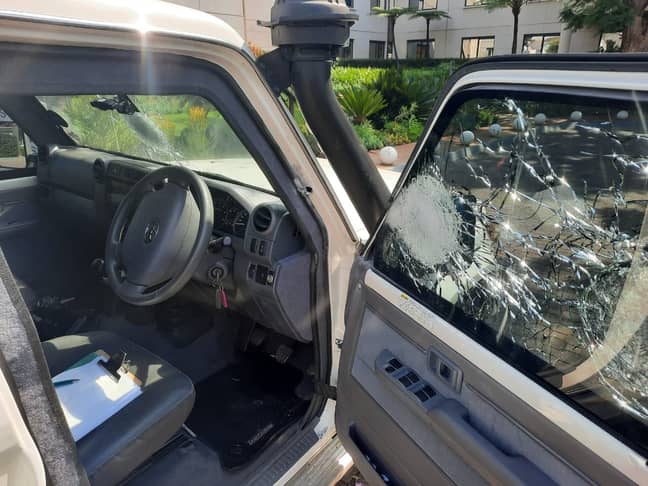 汽车的窗口被子弹破碎了。信用：推特