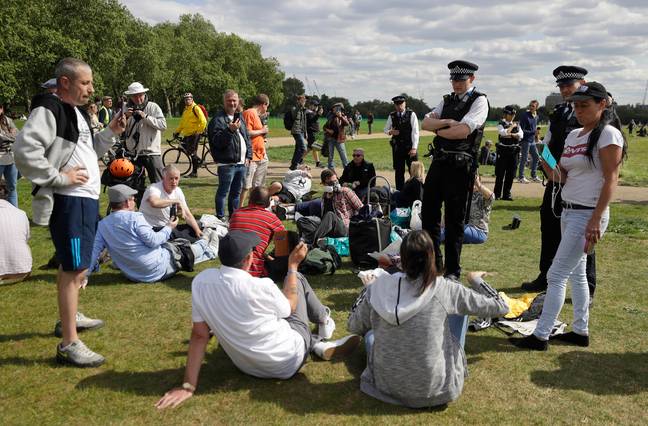 警方接近抗议伦敦海德公园锁定的人们。信用：PA