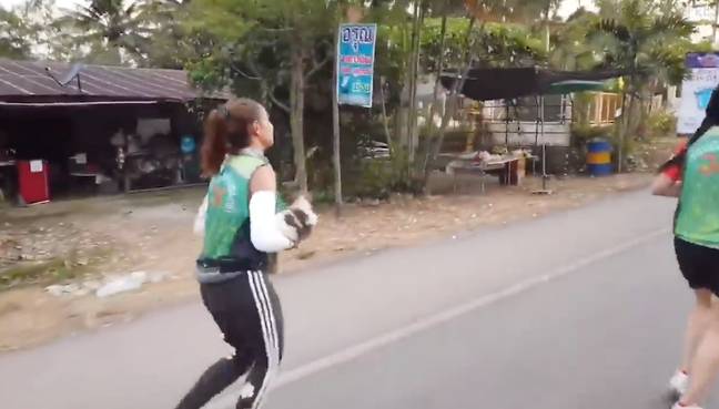 克隆萨农（Klongsanun）早些时候参加了泰国拉塔堡（Ratchaburi）的马拉松比赛。信用：病毒出版社