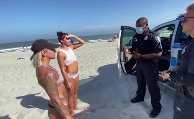警察在南卡罗来纳州的海滩上戴上手铐。信用：Facebook