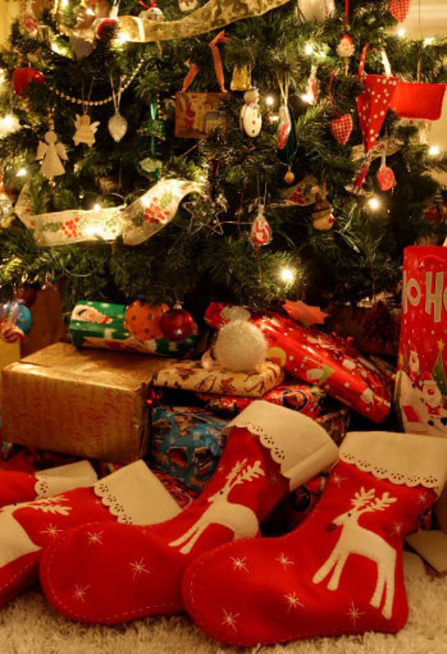 圣诞节早晨，熟悉的礼物在树下。信用：PA