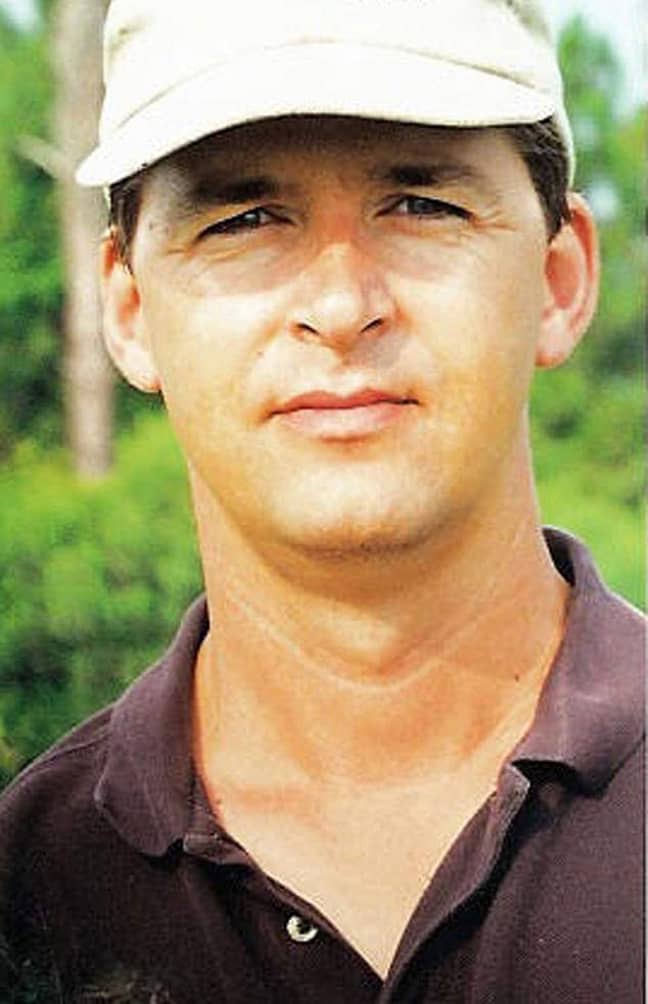 西蒙·克拉克（Simon Clark）于2001年被杀。